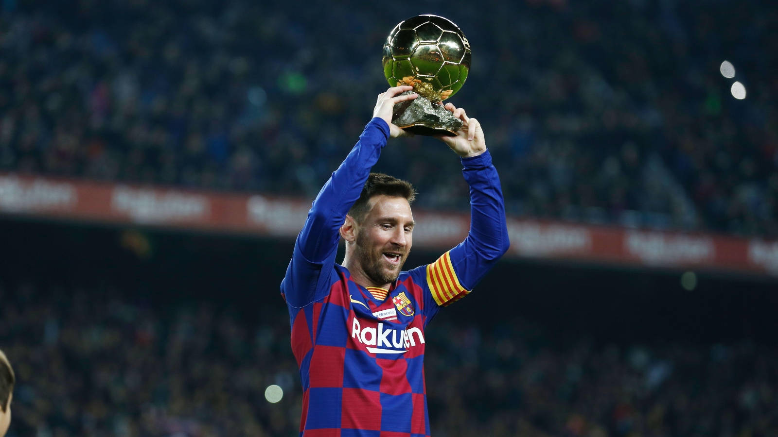Messi2021 Che Mostra Il Pallone D'oro Sfondo