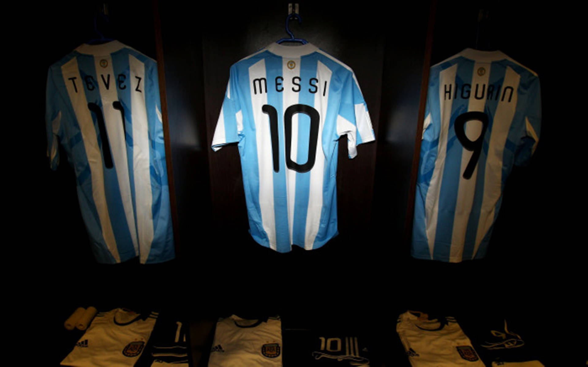 Tapet af Messis Argentina Fodboldtrøjer: Tag din passion for fodbold til et helt nyt niveau med dette tapet af Argentinas National Team Football Jerseys. Wallpaper