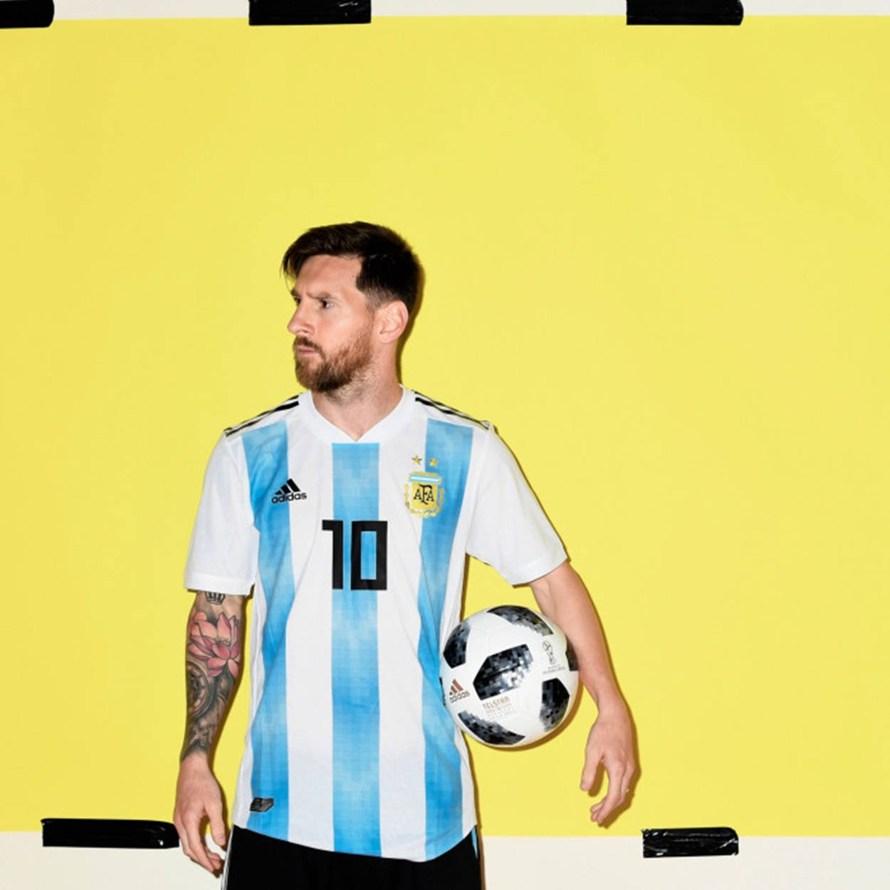 Messiargentina En Una Camiseta A Rayas Azules. Fondo de pantalla