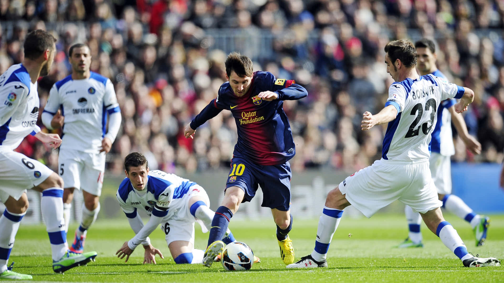 Messi Masterful Dribbling Soccer Match Wallpaper