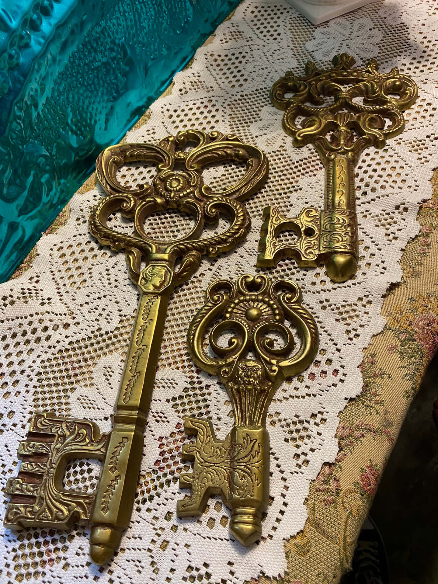 Dreigoldene Schlüssel Auf Einem Tisch.