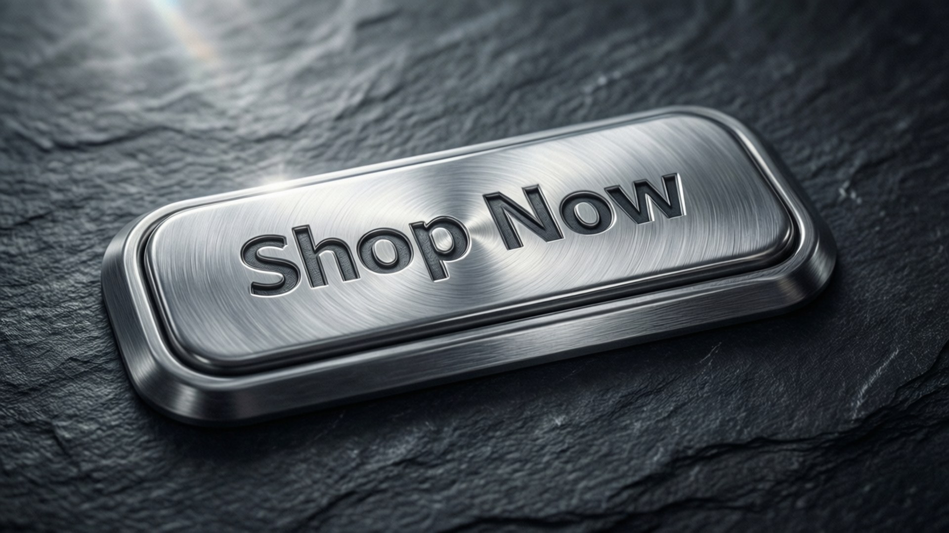 Premium metallinhohtoinen hopea Shop Now -painike harjatulla tekstuurilla tummalla liuskekivellä.
