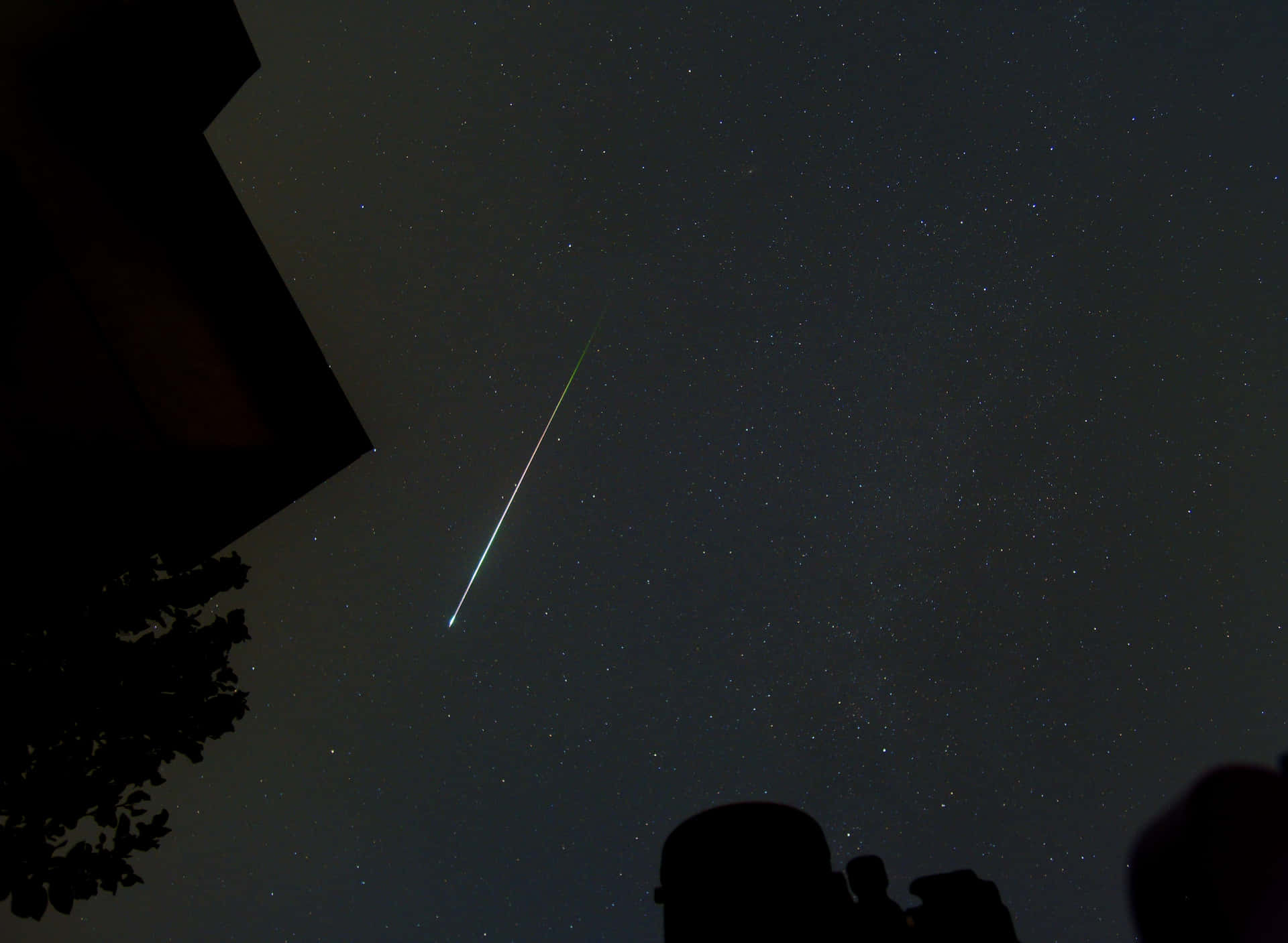 Impresionantelluvia De Meteoros Iluminando El Cielo Nocturno Fondo de pantalla