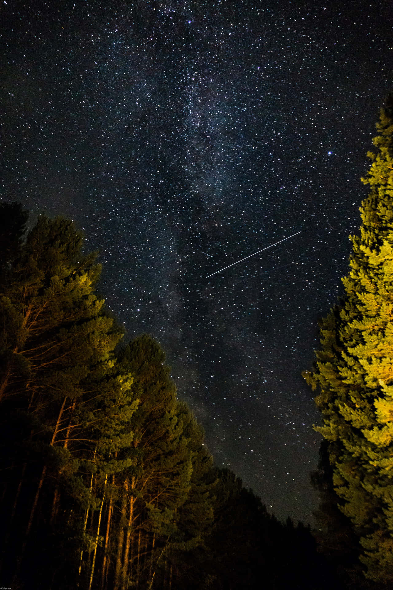 Spectacular Meteor Shower in the Night Sky Wallpaper