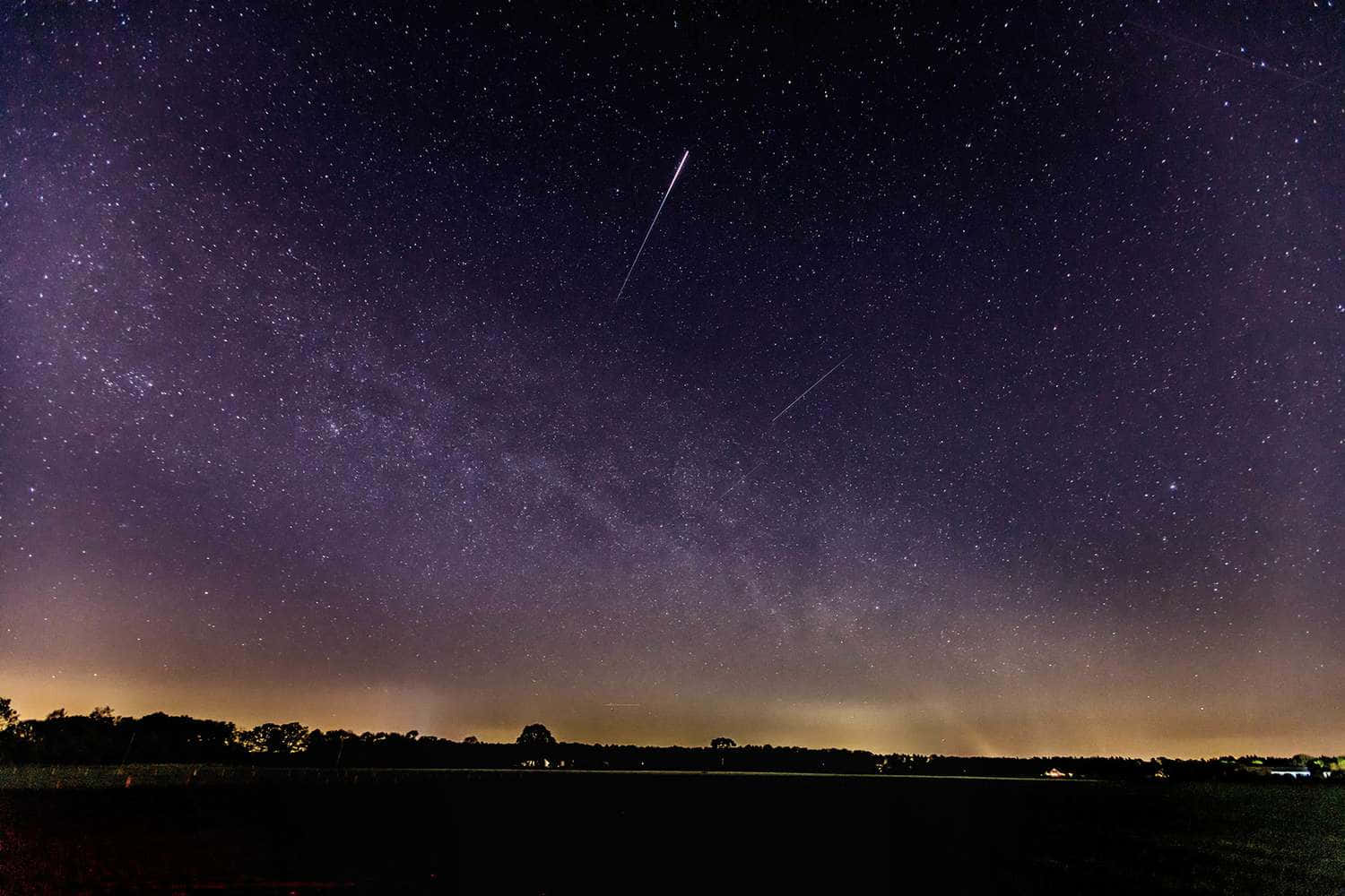 Riflessodi Una Meteorite Che Attraversa Il Cielo Stellato