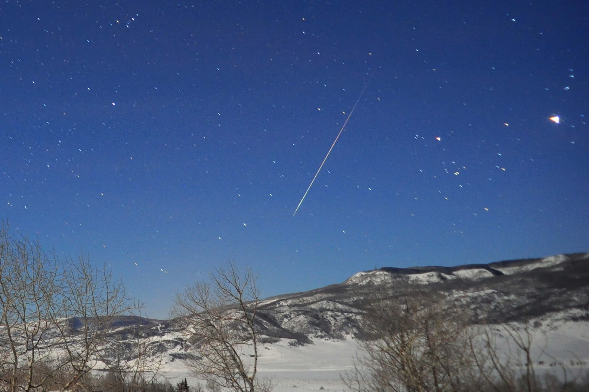 Enstrålande Meteor På Nattens Himmel