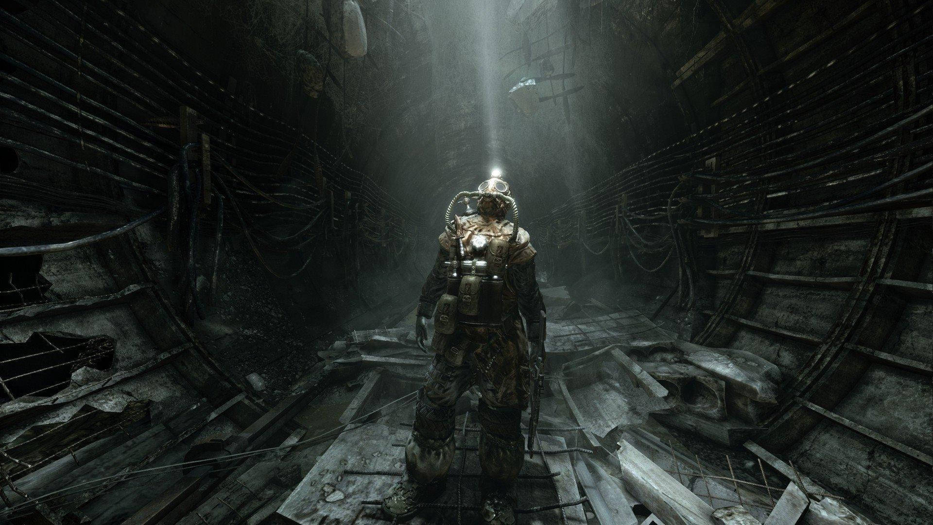 En mand står i et mørkt tunnel og kaster konfetti Wallpaper