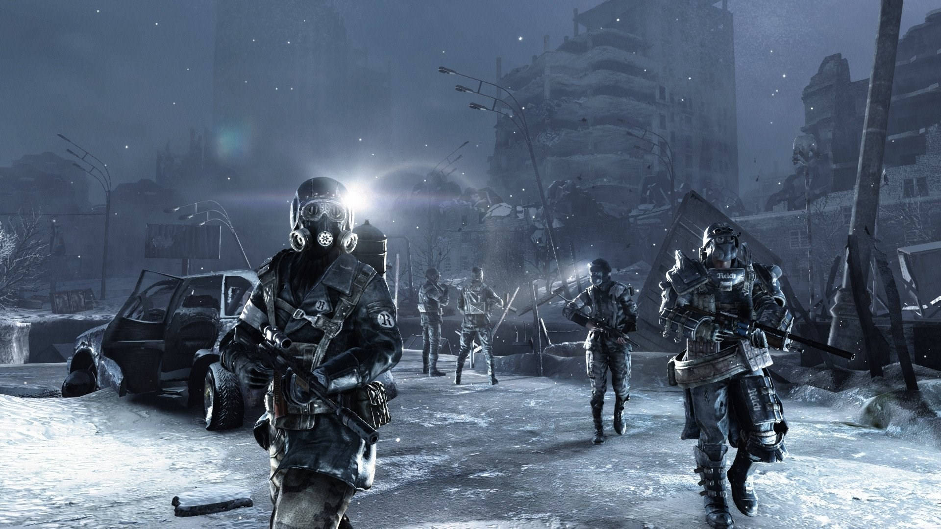 En gruppe soldater går i sneen Wallpaper