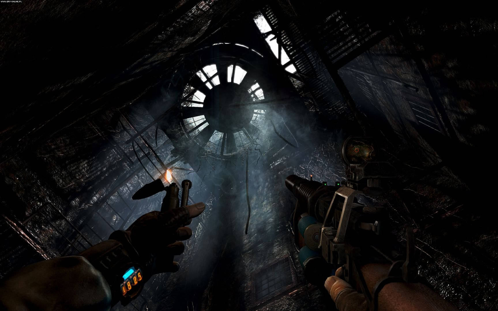 En mand holder et gevær i et mørkt rum. Wallpaper