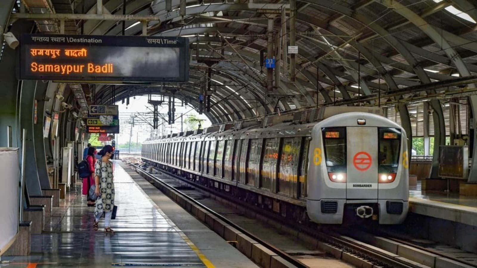 Elajetreo Y Bullicio De Un Metro De La Ciudad.