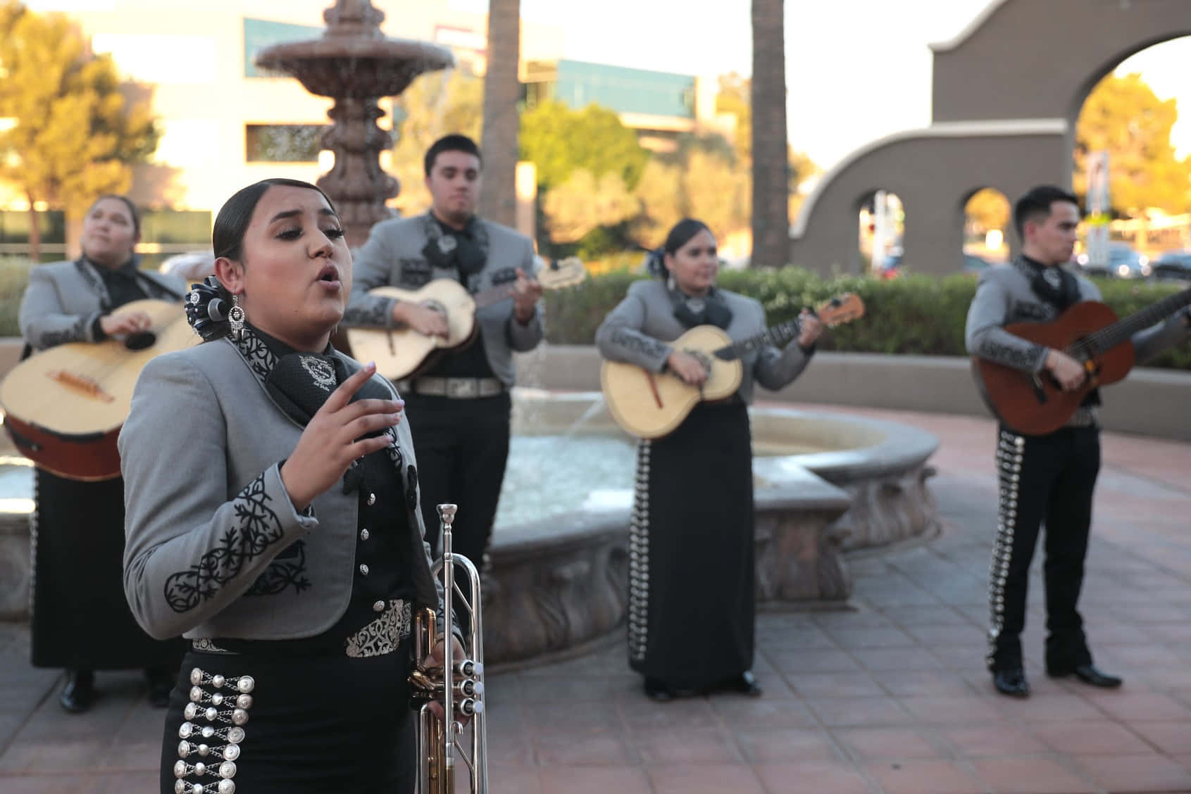Einegruppe Mexikanischer Musiker, Die Instrumente Spielen.