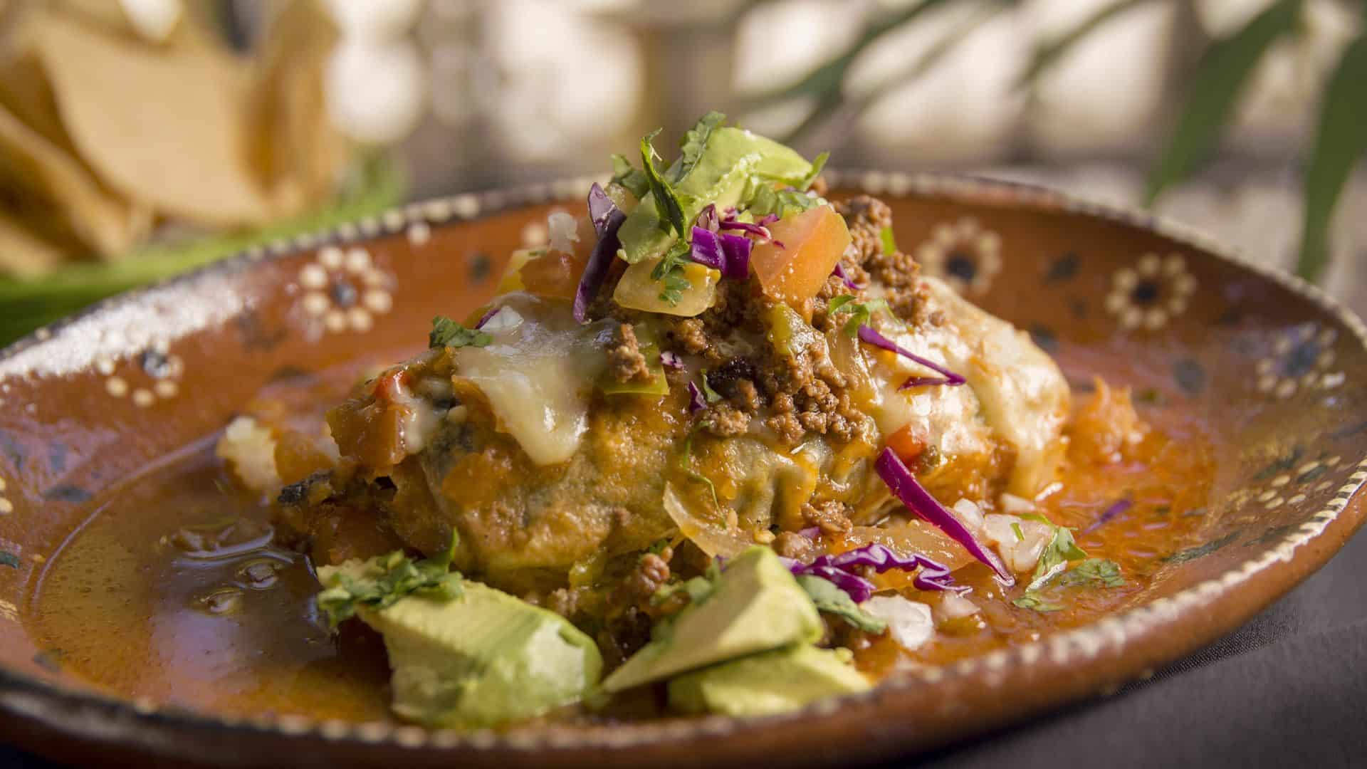 Mexikanischeküche: Chili Relleno Auf Braunem Teller. Wallpaper