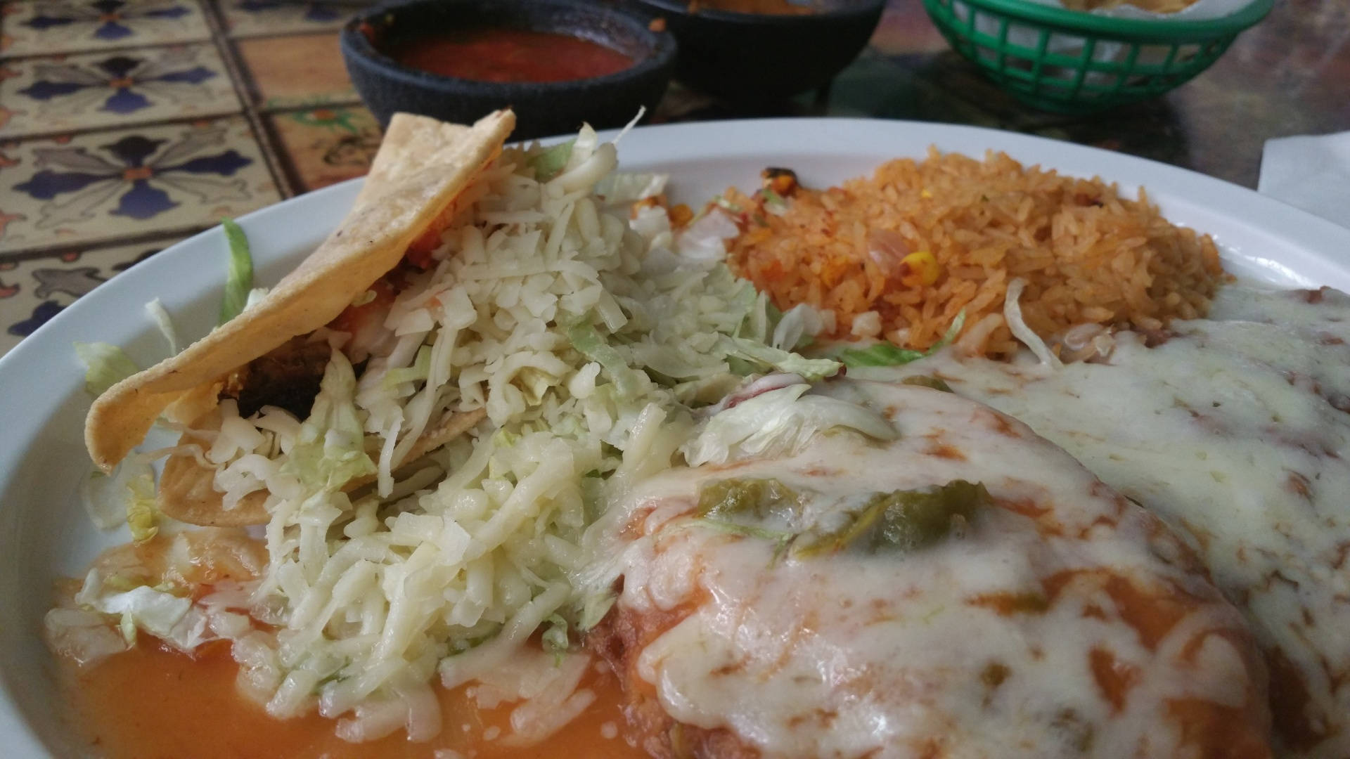 Mexikanischeküche: Chili Relleno Mit Taco Und Reis Wallpaper