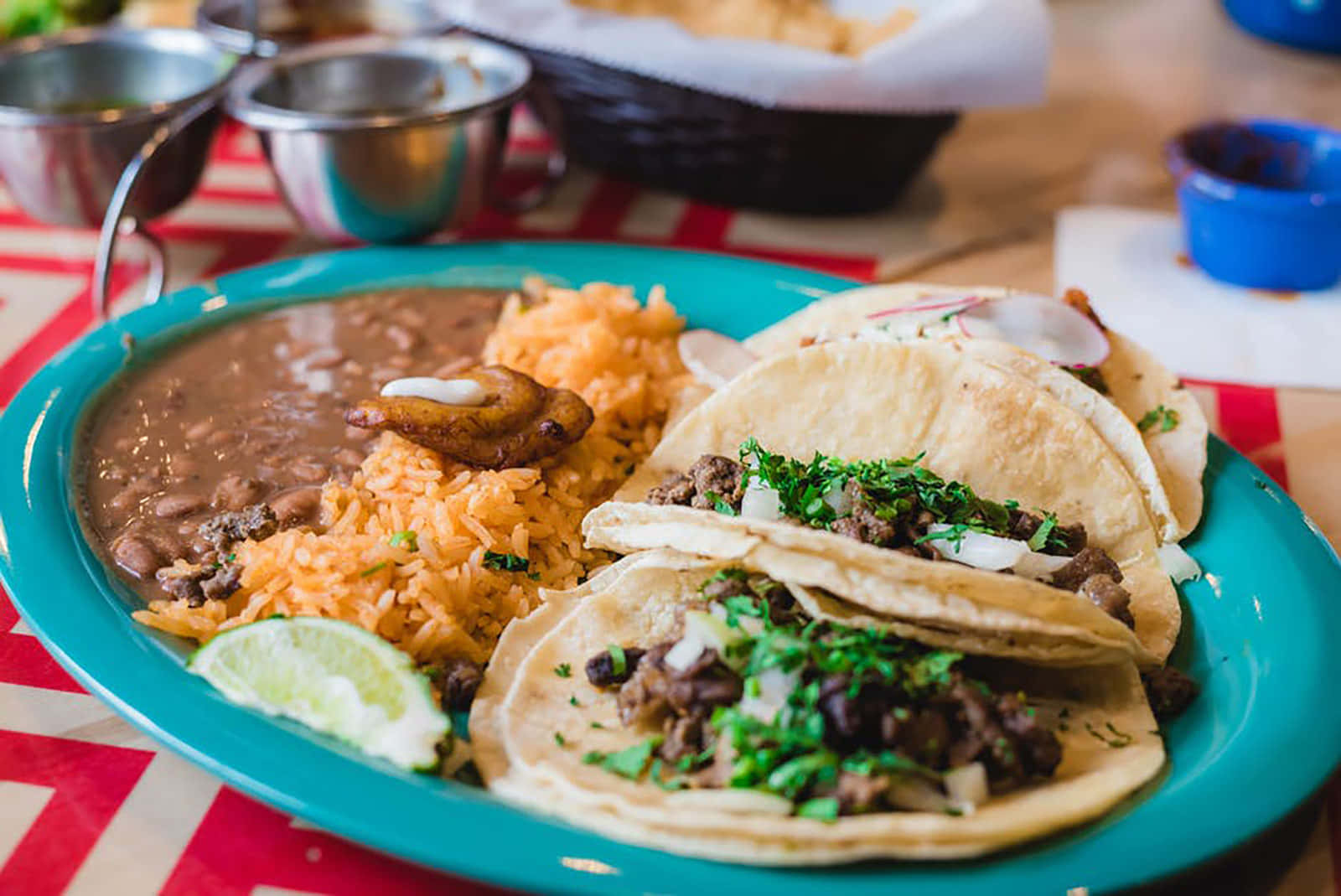 Einteller Mit Tacos Und Reis Auf Einem Tisch.