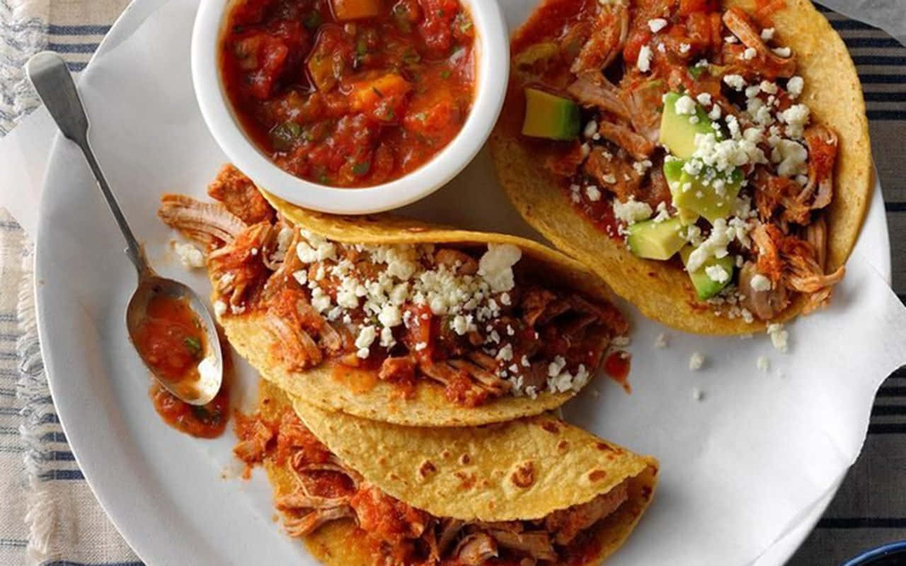 Einteller Mit Zwei Tacos Und Einer Schüssel Salsa.