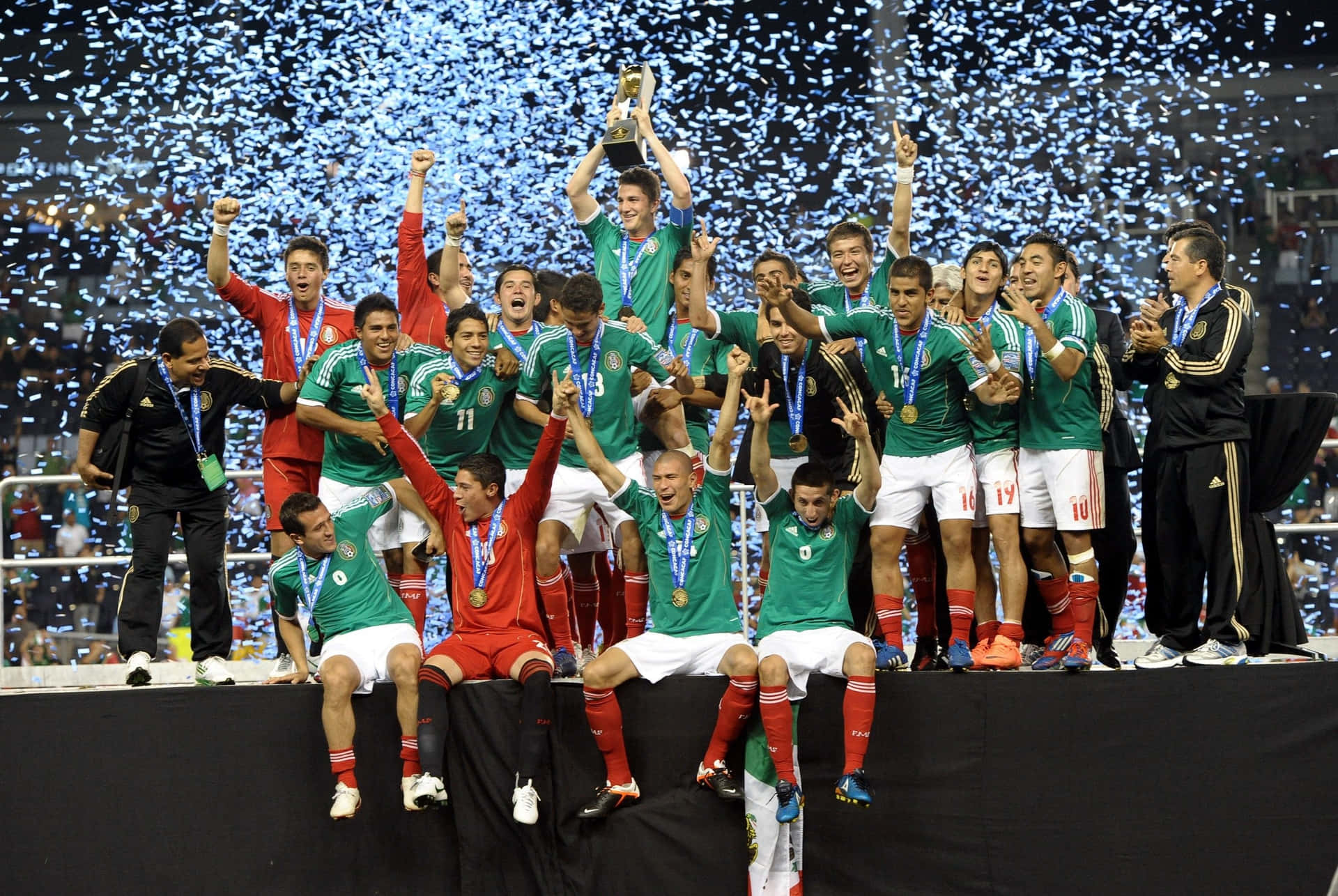The Mexican national soccer team proudly poses for a picture before an international match. Wallpaper
