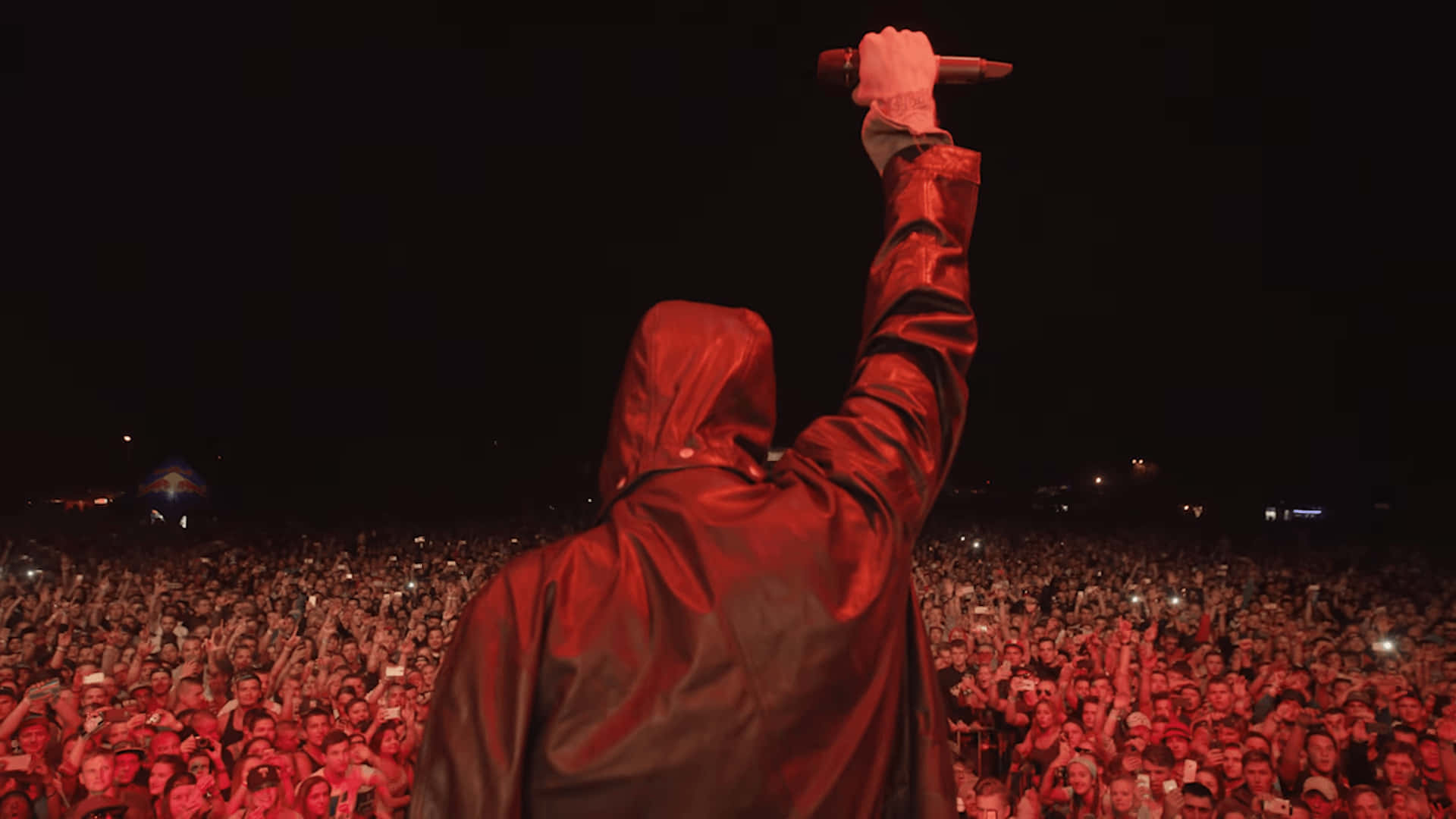 Machine Gun Kelly rapper indtager scenen i hans signatur stil i denne rendyrkede tapet. Wallpaper