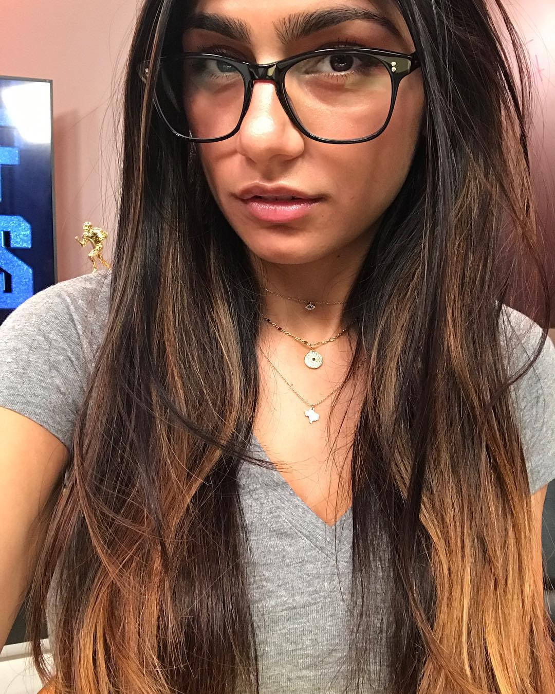Mia Khalifa Eyeglass Selfie Wallpaper