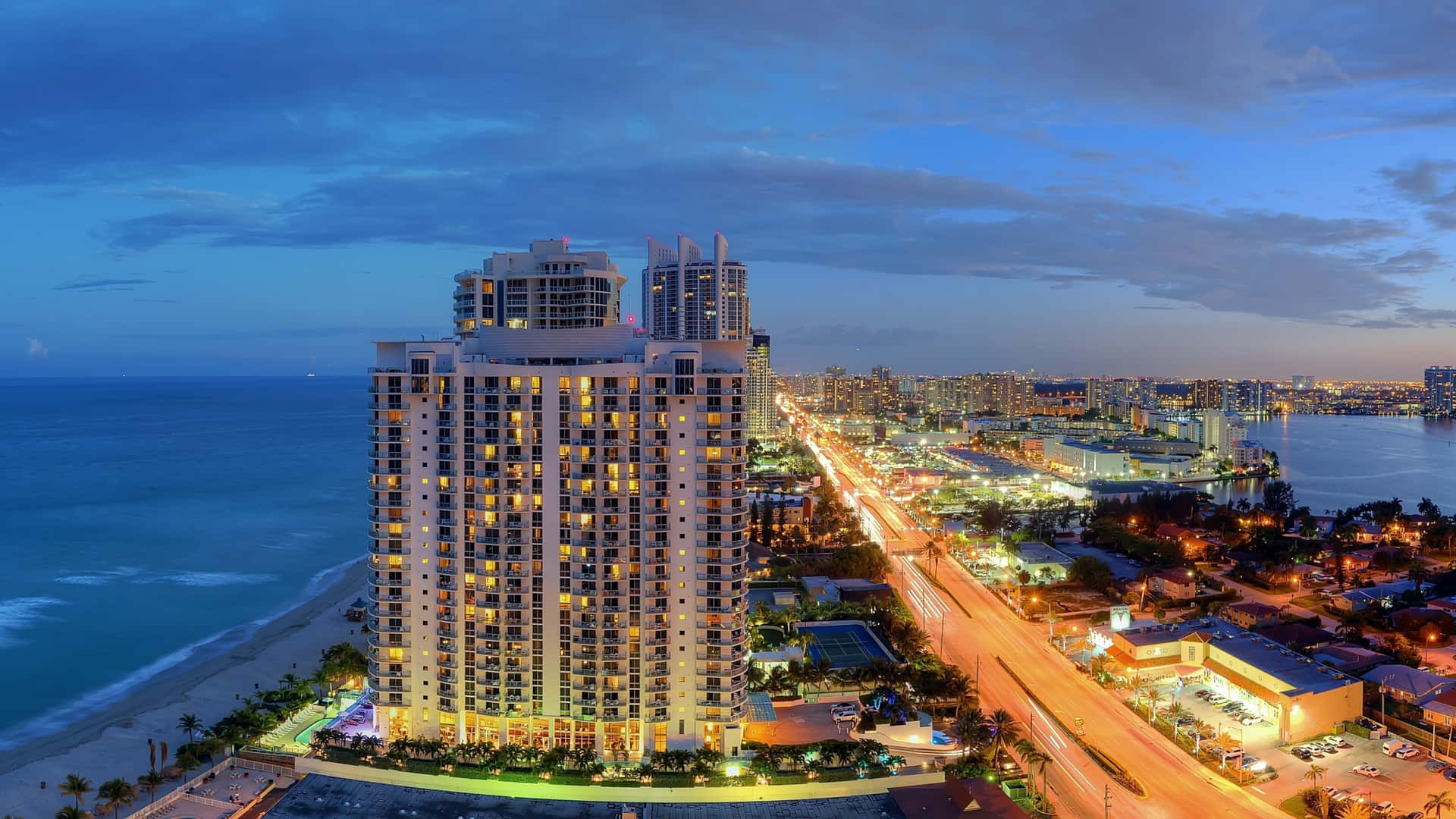 Miami,floridas Skyline Vid Solnedgången Wallpaper