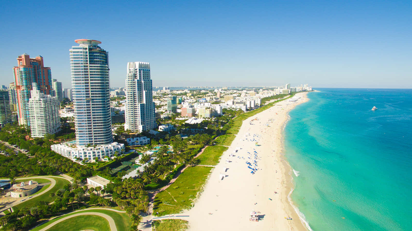 Miamibeach Hotell Omgiven Av Träd Bild