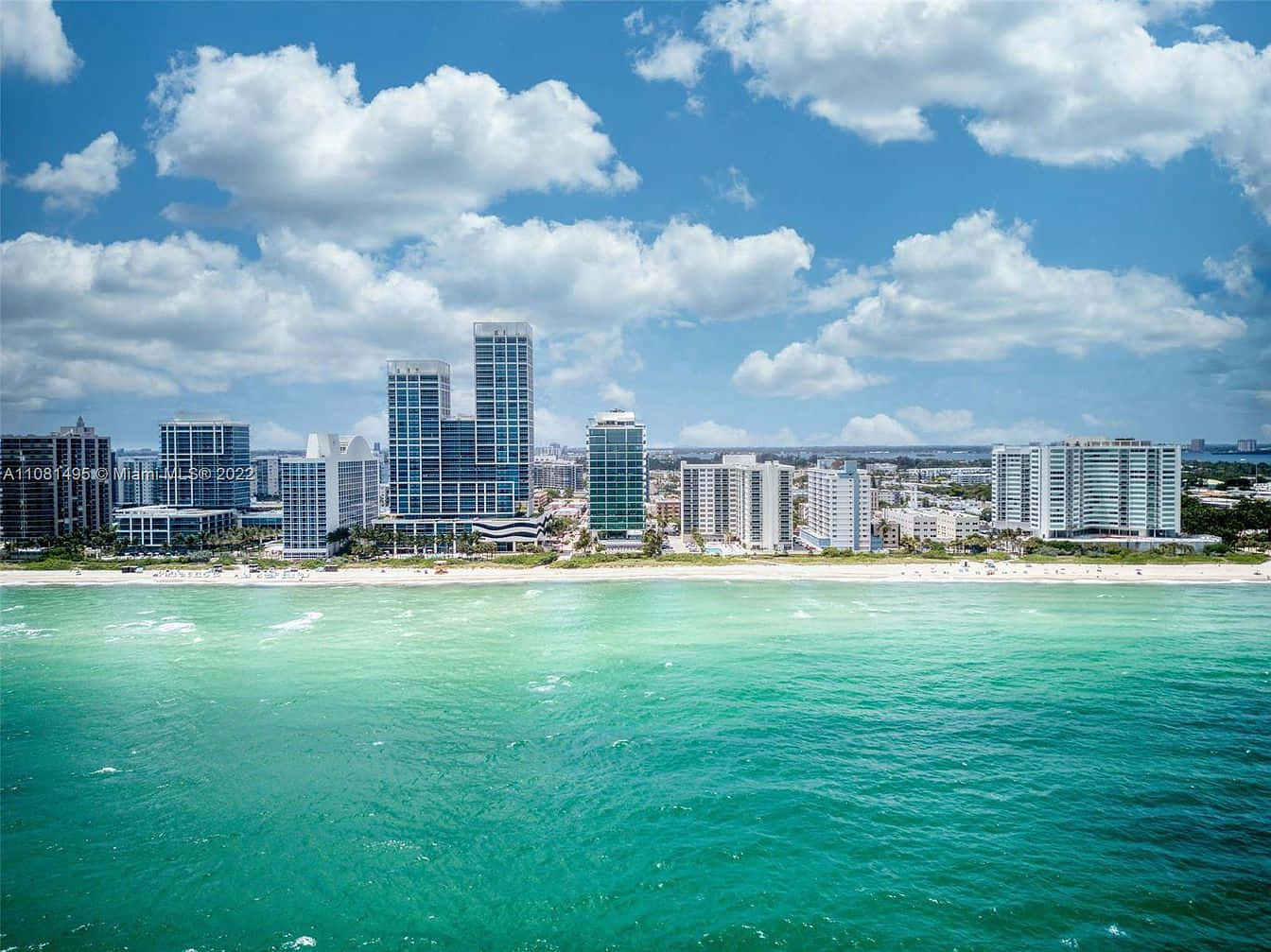 Immaginedi Miami Beach Con L'oceano Blu- Verde