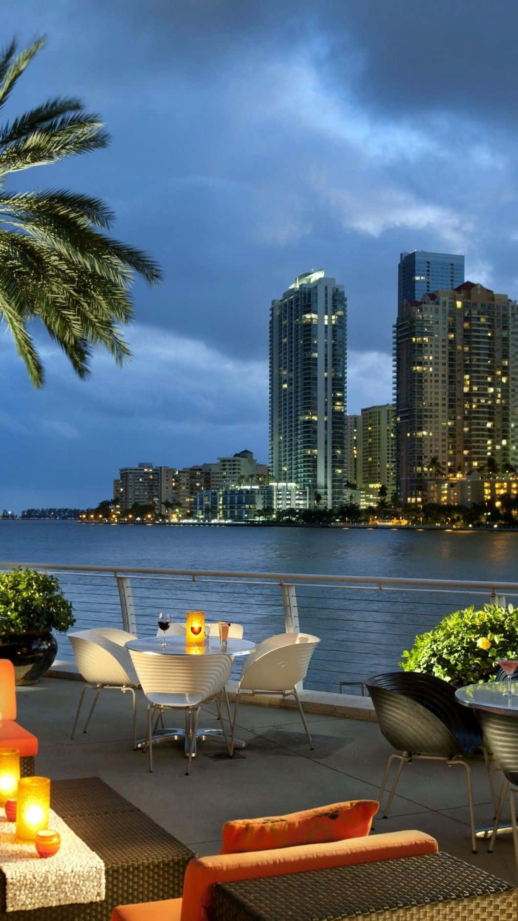 Goditile Atmosfere Tropicali Di Miami Con Il Tuo Nuovissimo Iphone! Sfondo