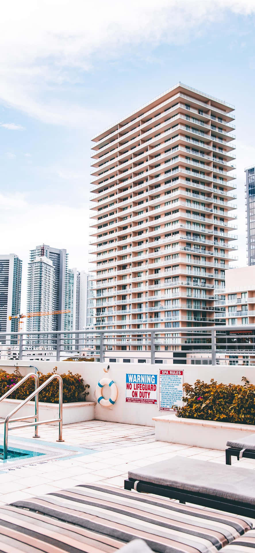 Enotrolig Miami Skyline Sedd Från Perspektivet Av En Iphone. Wallpaper