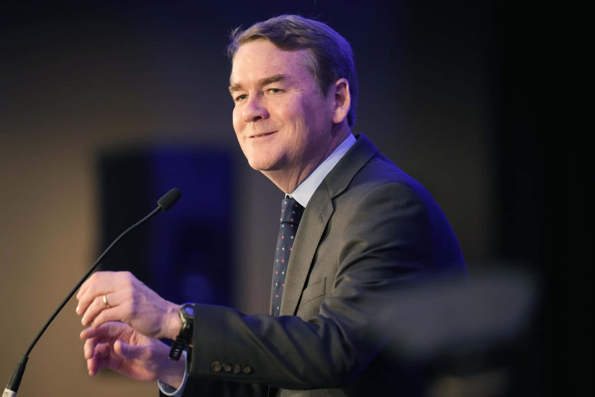 Senator Michael Bennet speaks at a public event Wallpaper