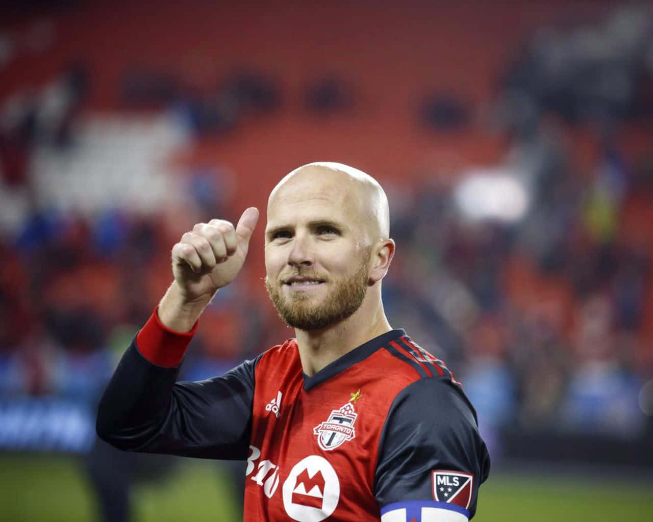 Michael Bradley Thumbs Up To The Crowd Wallpaper