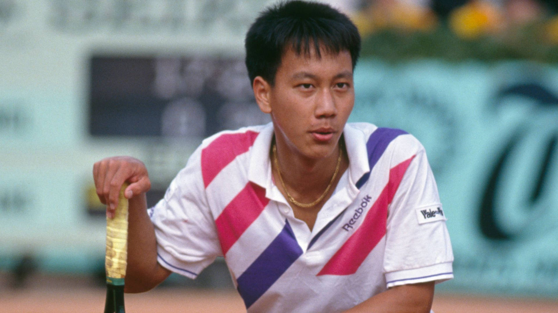 Michael Chang knæler på tenniscourtet Wallpaper