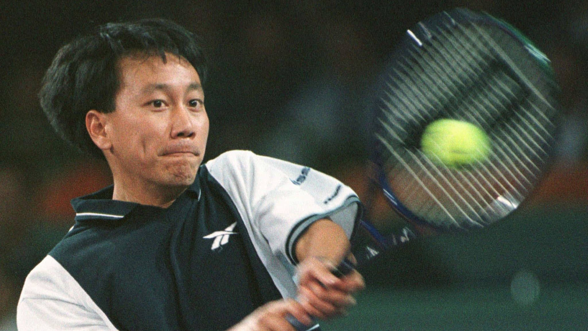 Michael Chang Tennis Knusende Bold Tapet Wallpaper