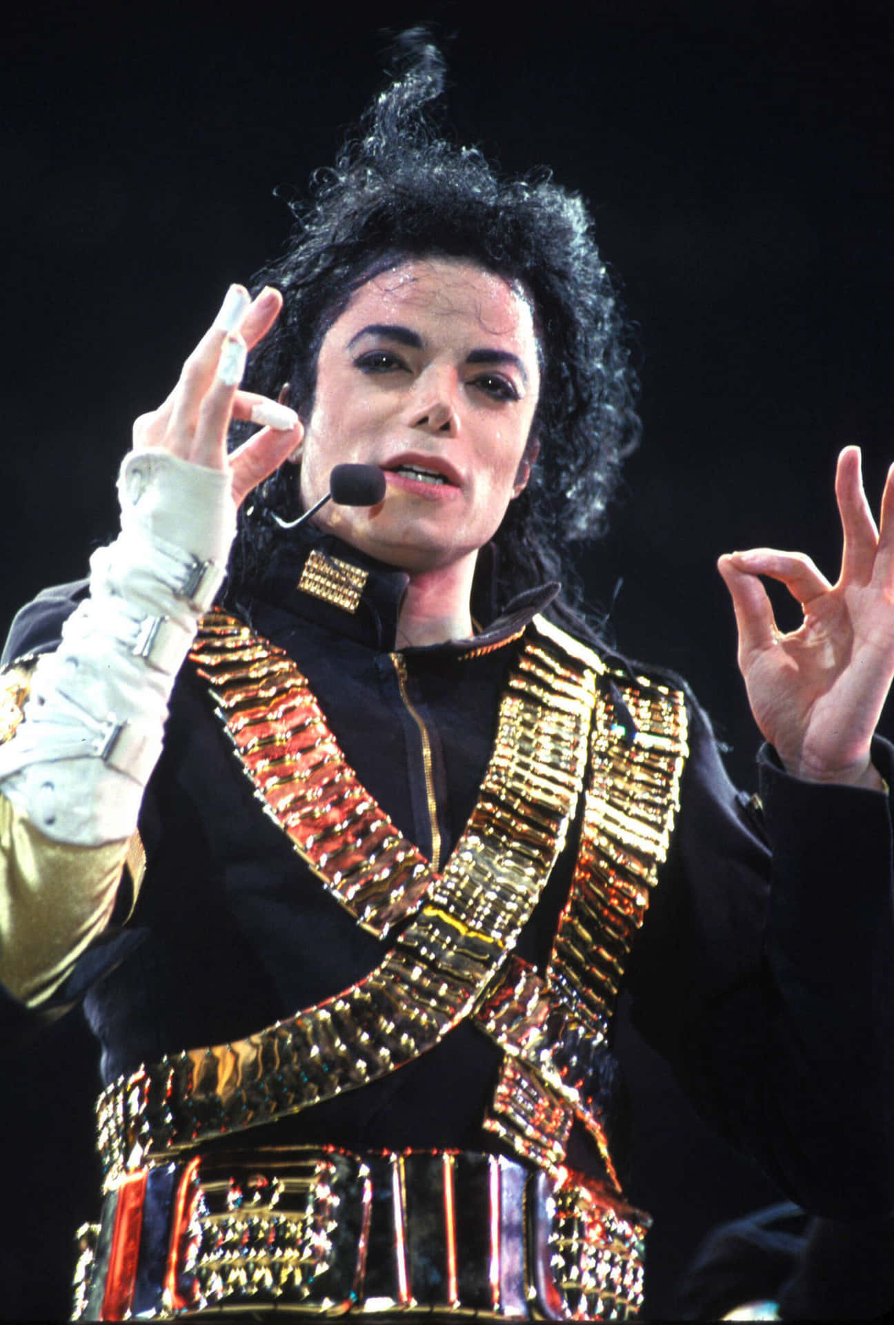 Michael Jackson performing on stage. Wallpaper