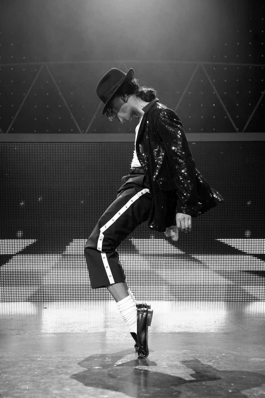 Mettitiin Movimento Sulle Note Del Re Del Pop Con Il Wallpaper Di Michael Jackson Per Iphone. Sfondo