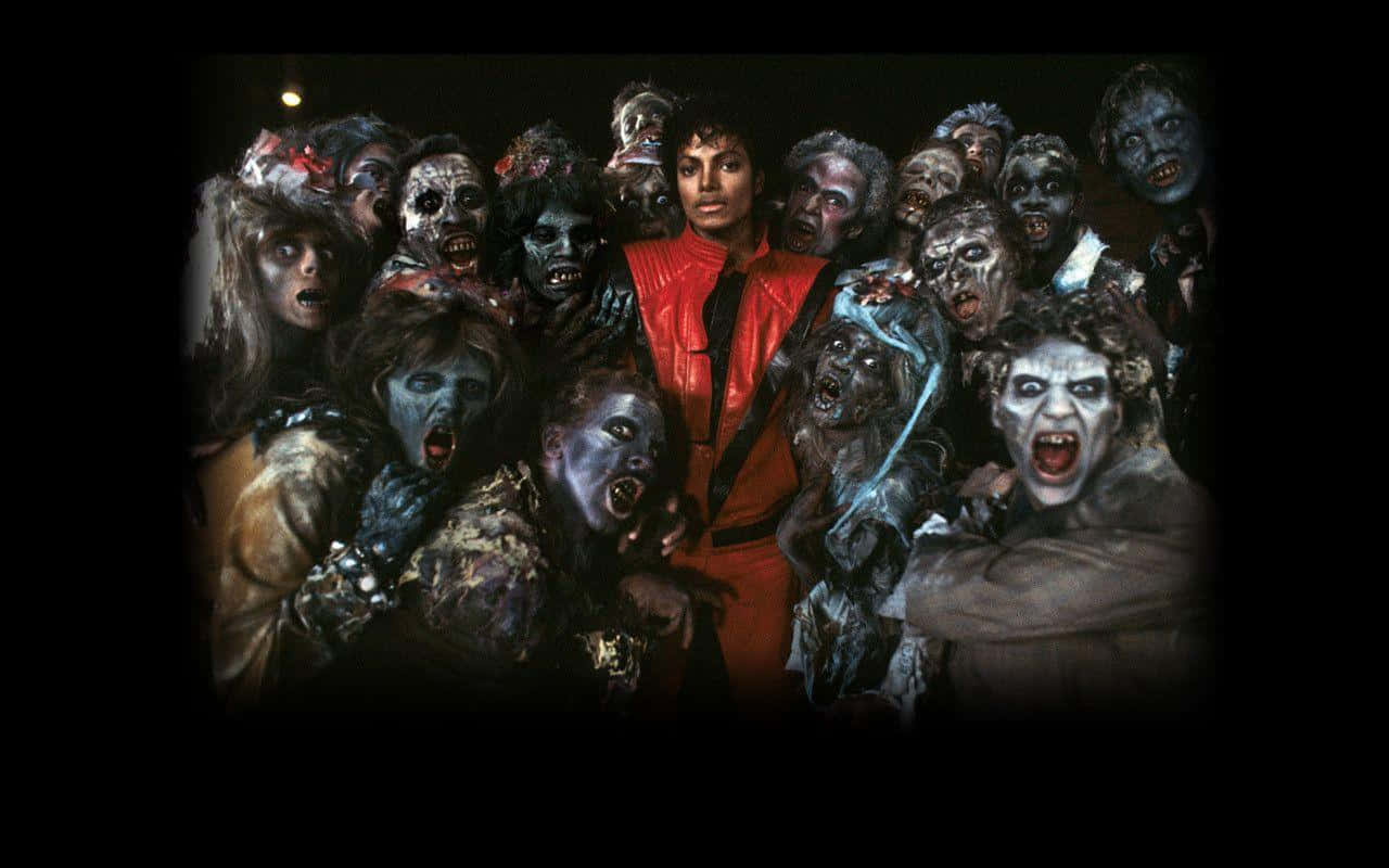 Michael Jackson i hans ikoniske Thriller musikvideo Wallpaper