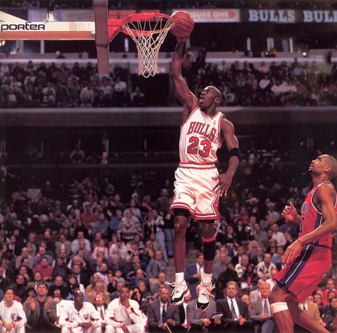 Michael Jordan svæver gennem luften for en episk dunk Wallpaper