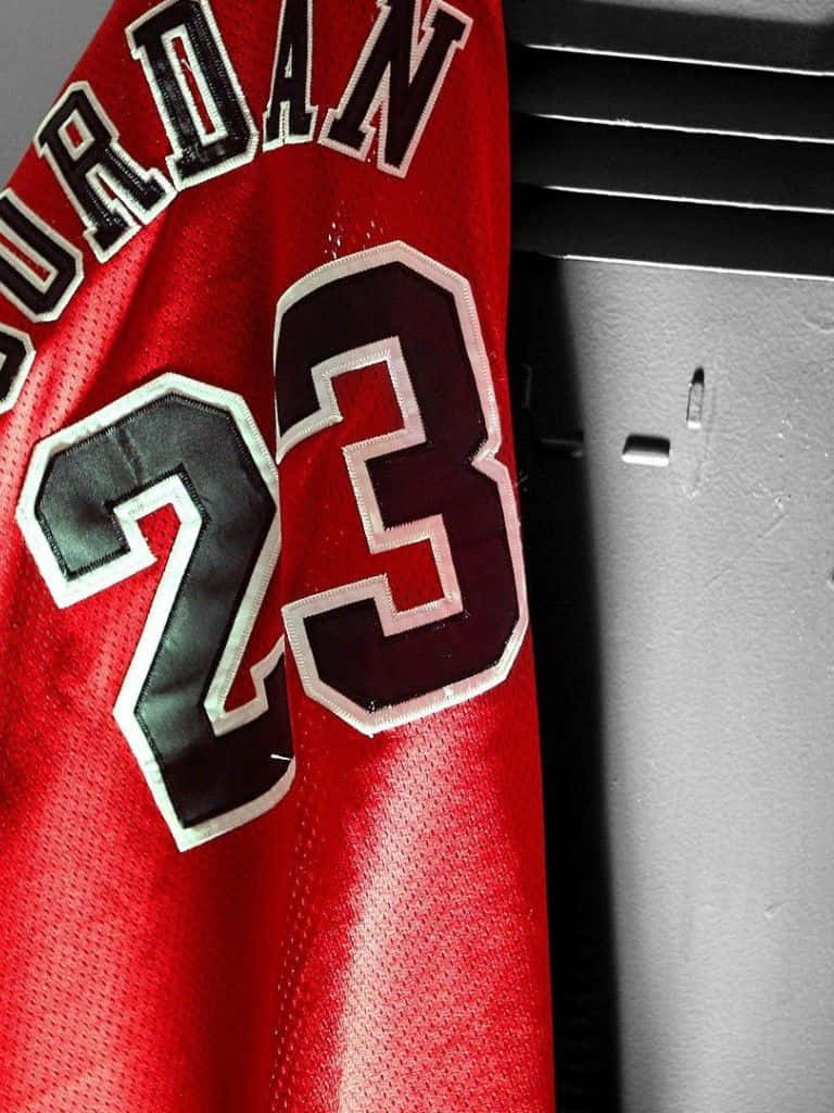 En detaljeret billede af Michael Jordans ikoniske #23 hvide trøje. Wallpaper