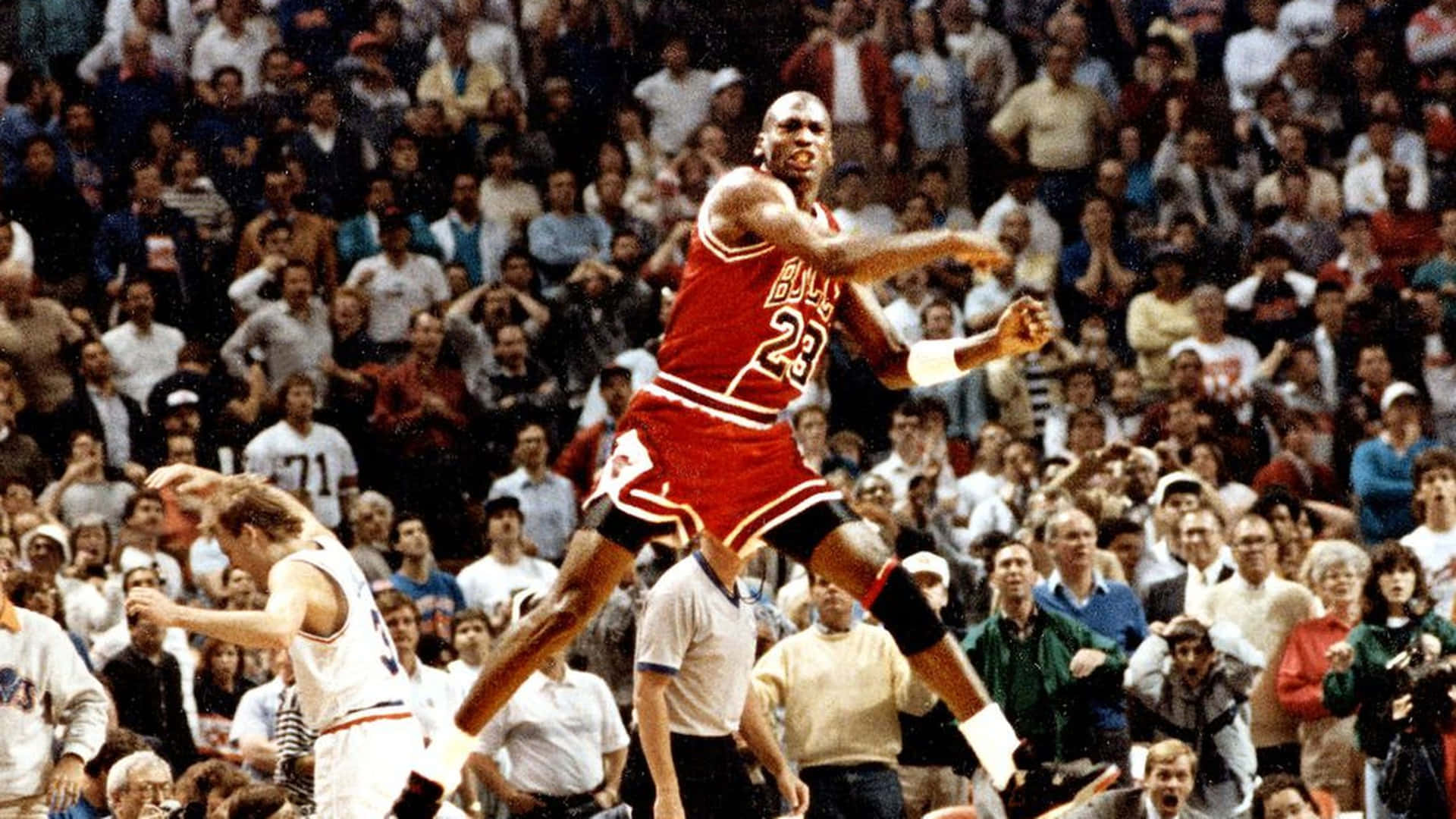 Nyd den klassiske stil af Michael Jordan Jersey tapetet Wallpaper