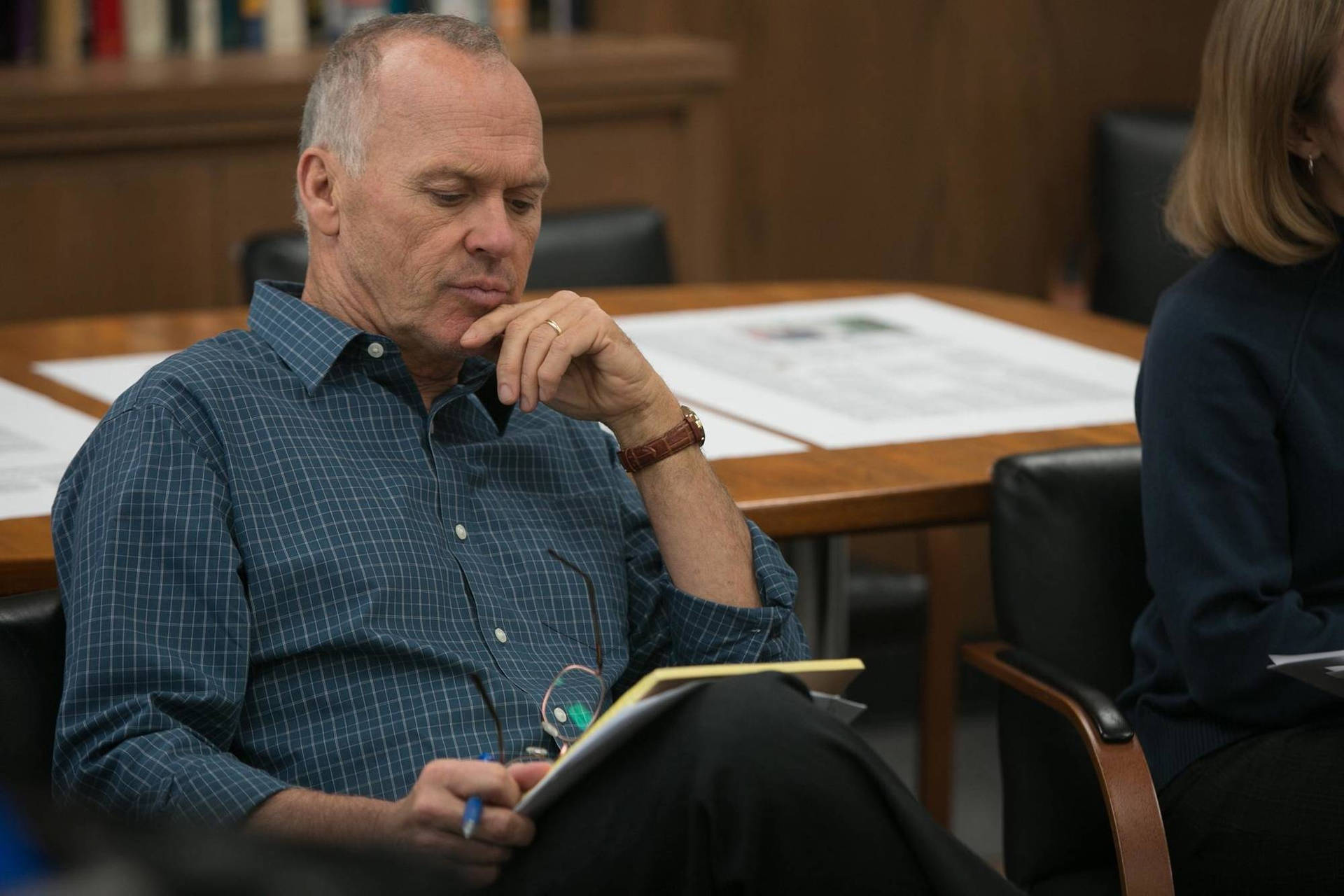 Michael Keaton læser et manuskript Wallpaper
