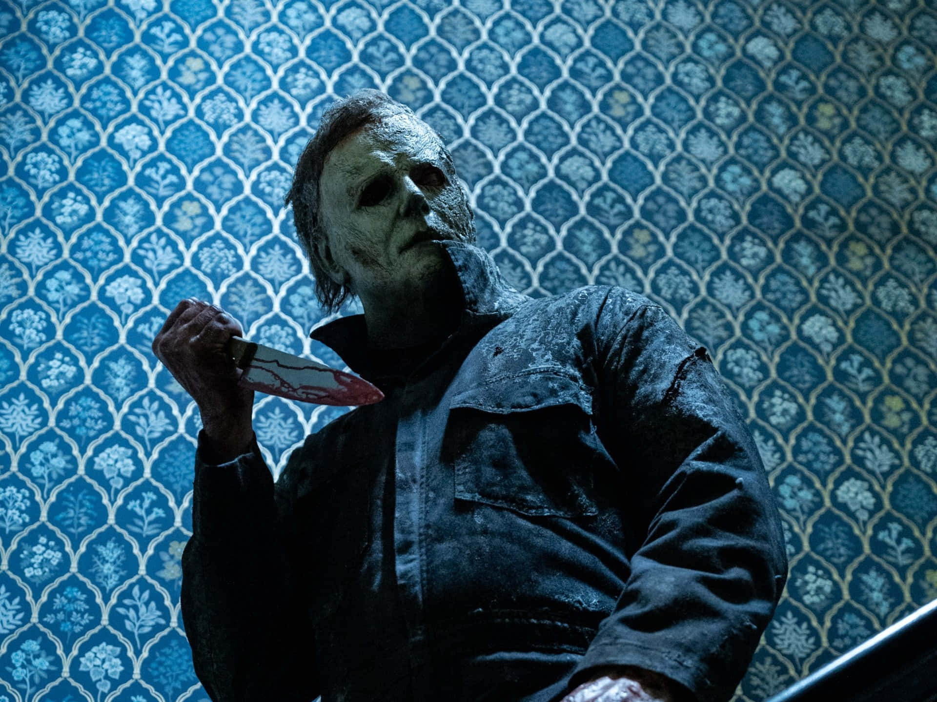 Michael Myers Berdiri Dengan Pisau Di Halloween Ends Wallpaper