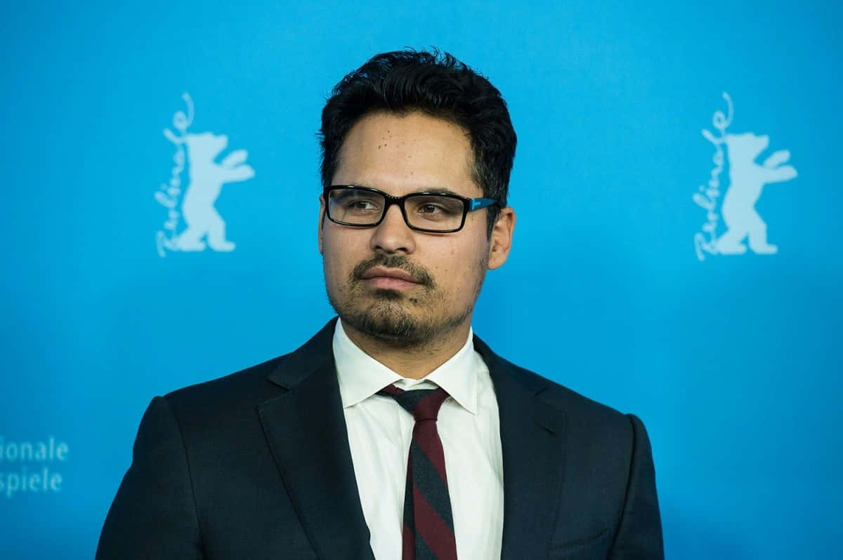 Michael Peña smiles graciously in the frame Wallpaper