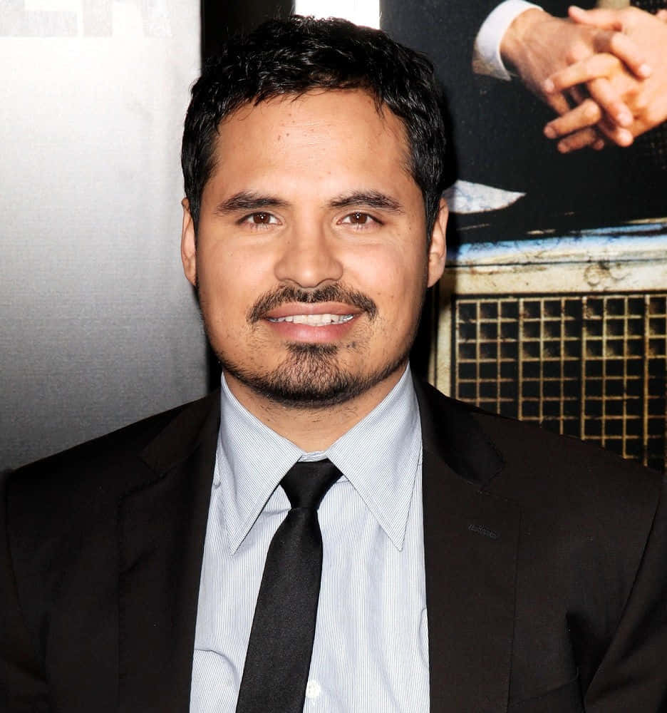 Elactor Michael Peña Juega Un Papel Fundamental En El Éxito Del Universo Cinematográfico De Marvel. Fondo de pantalla
