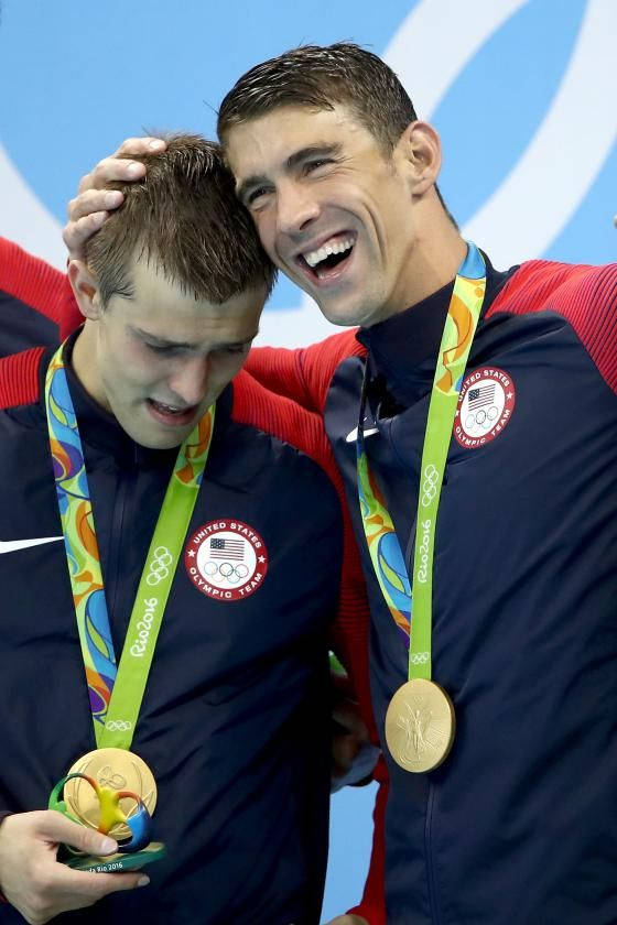 Michael Phelps og Ryan Held giver hinanden høj fem Wallpaper