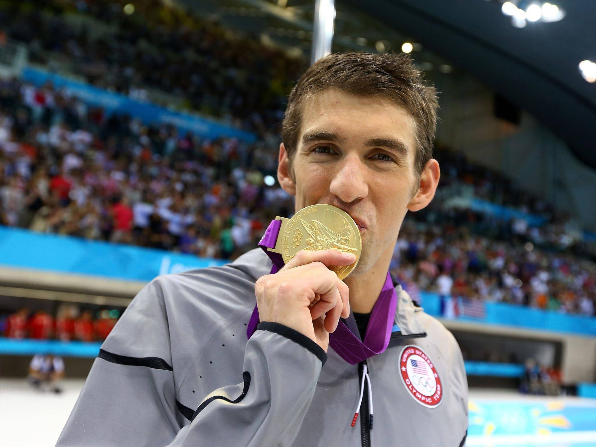 Besode Michael Phelps A Su Medalla Fondo de pantalla