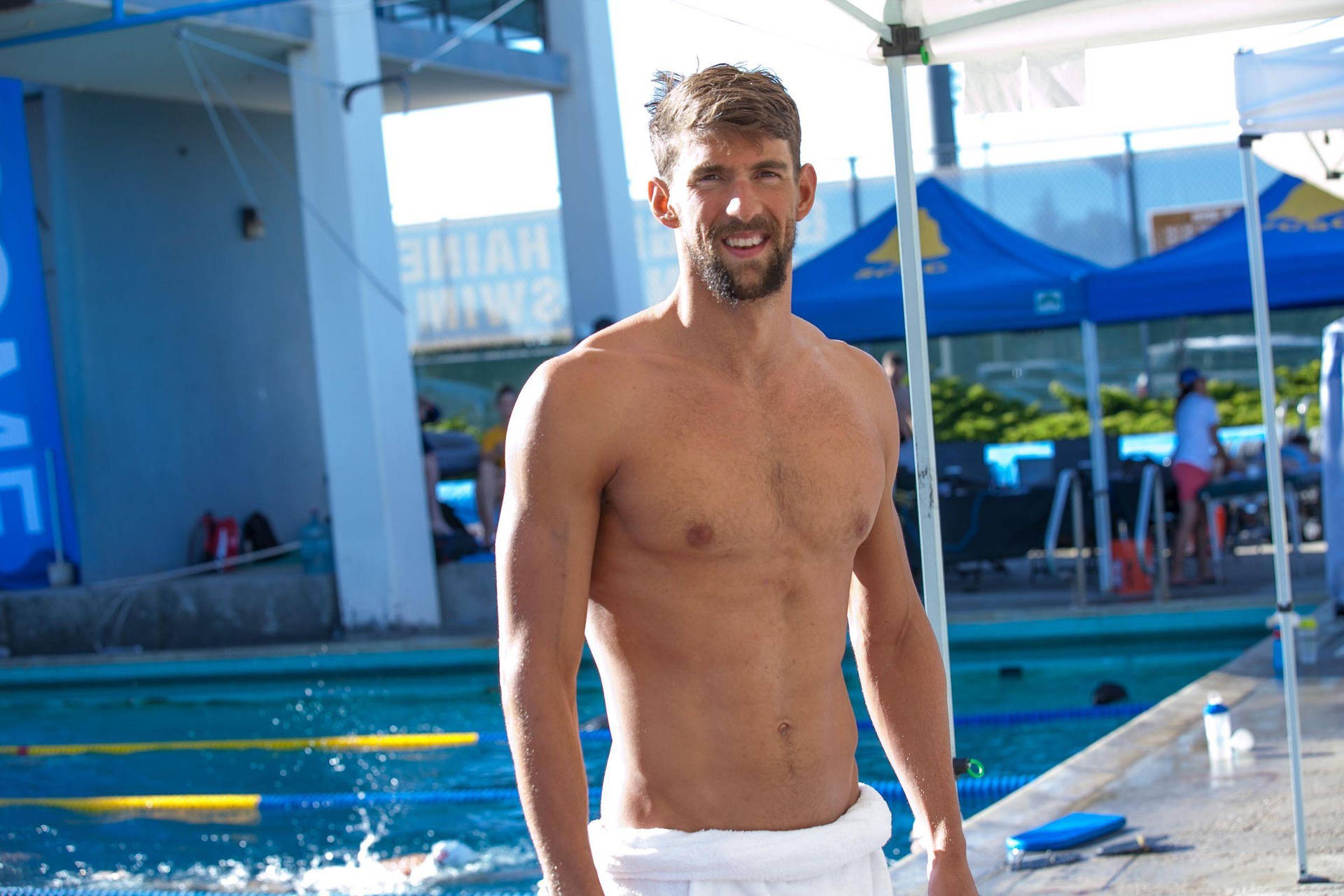 Oplev udendørs svømning med Michael Phelps Wallpaper