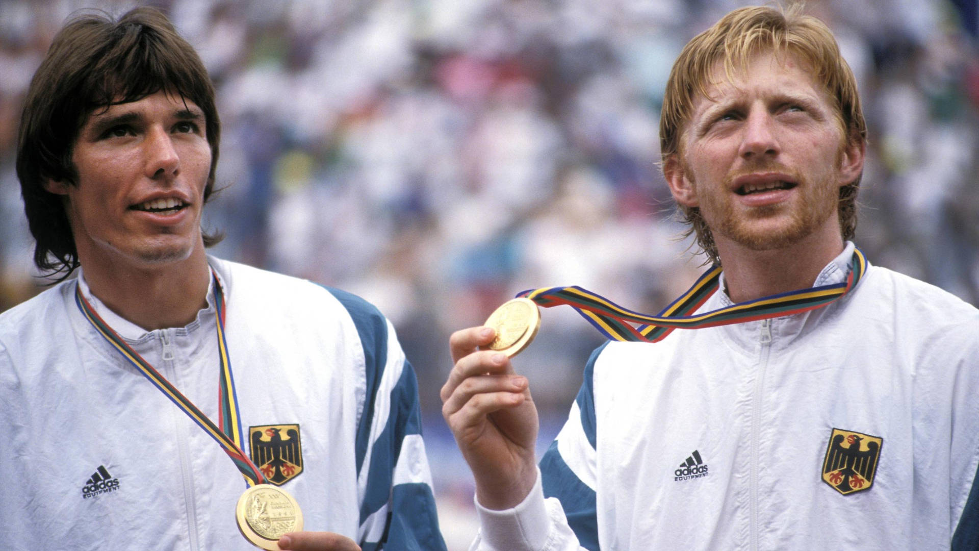 Michael Stich og Boris Becker bære medaljer Wallpaper