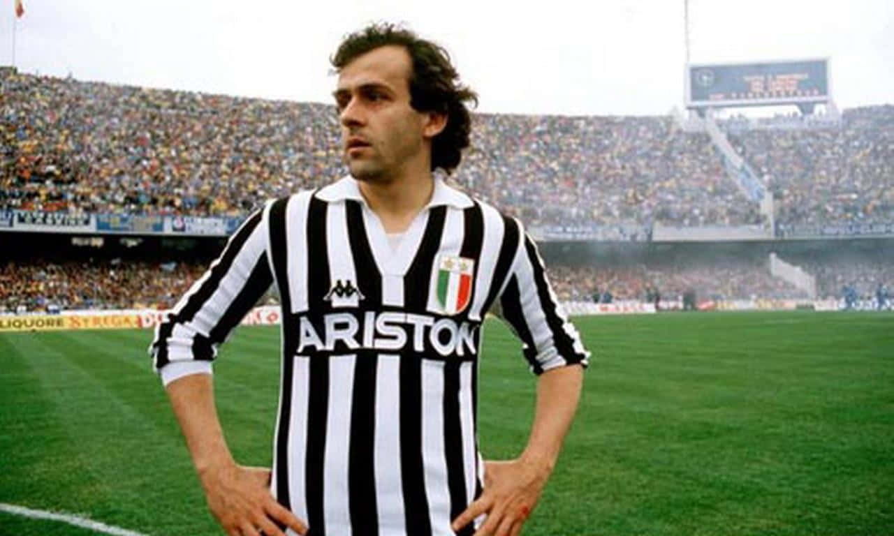Fotografiavintage Di Calcio Degli Anni '70 Di Michel Platini Sfondo