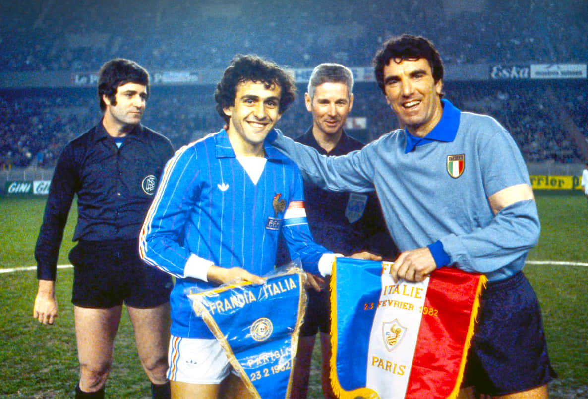 Fotografíade Fútbol De Michel Platini Y Dino Zoff. Fondo de pantalla