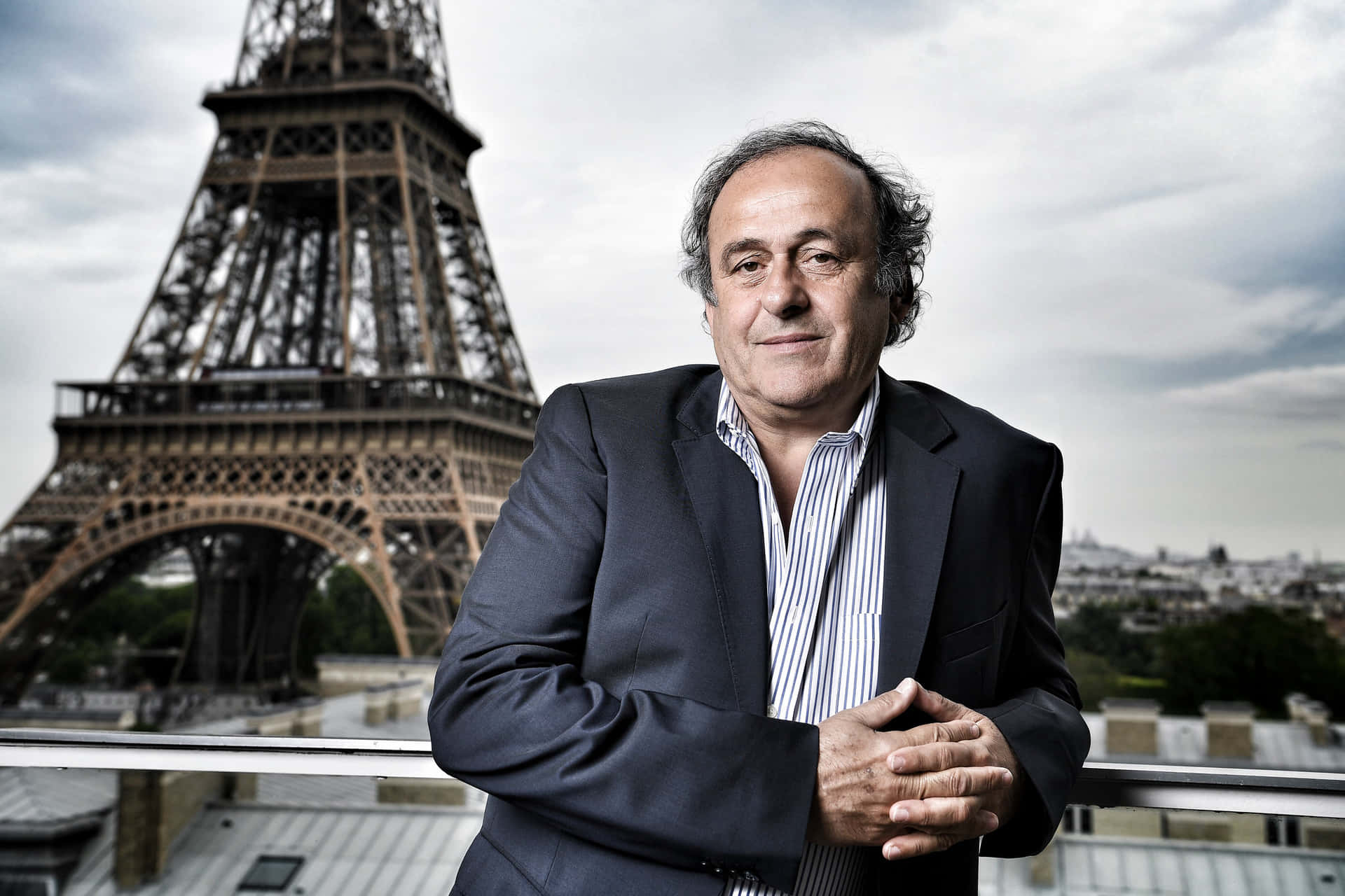 Fotografiadi Michel Platini Con La Torre Eiffel Sfondo
