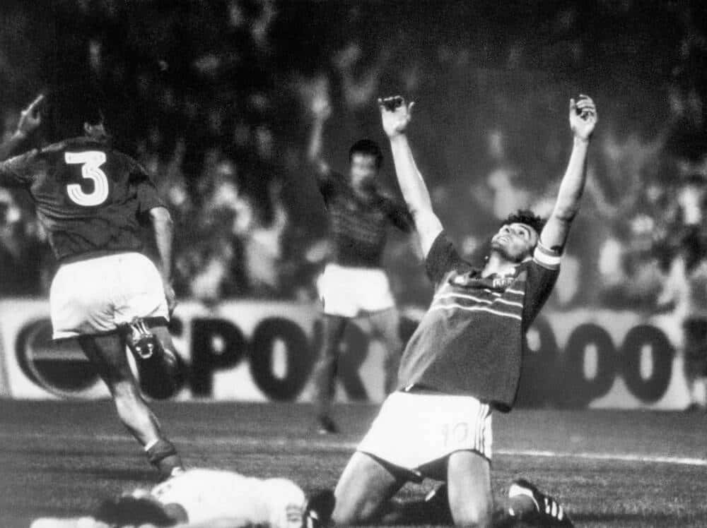 Celebraciónde Fútbol De Michel Platini En Fotografía En Blanco Y Negro Fondo de pantalla