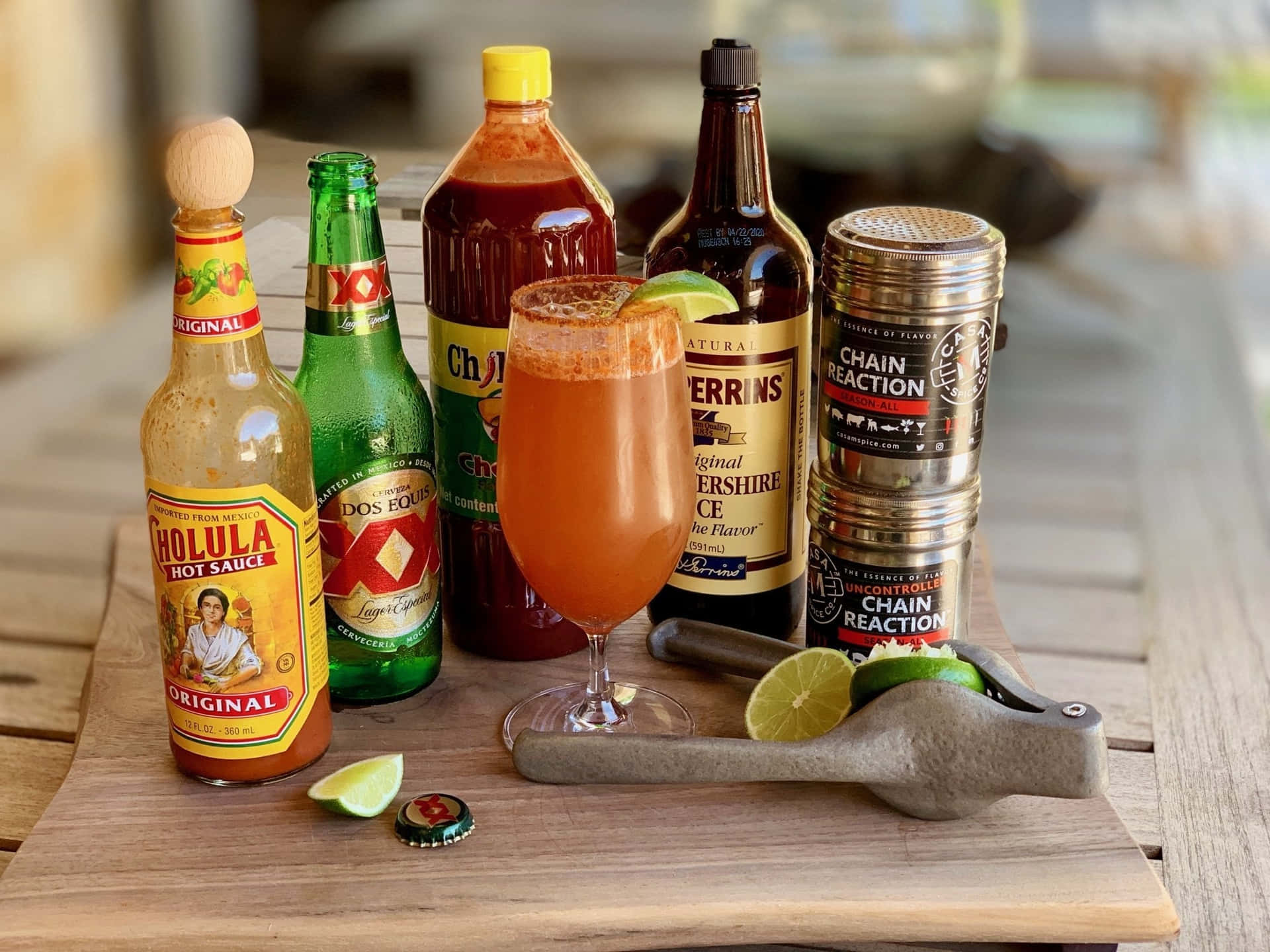 Michelada Ingrediënten En Dos Equis Bier Achtergrond